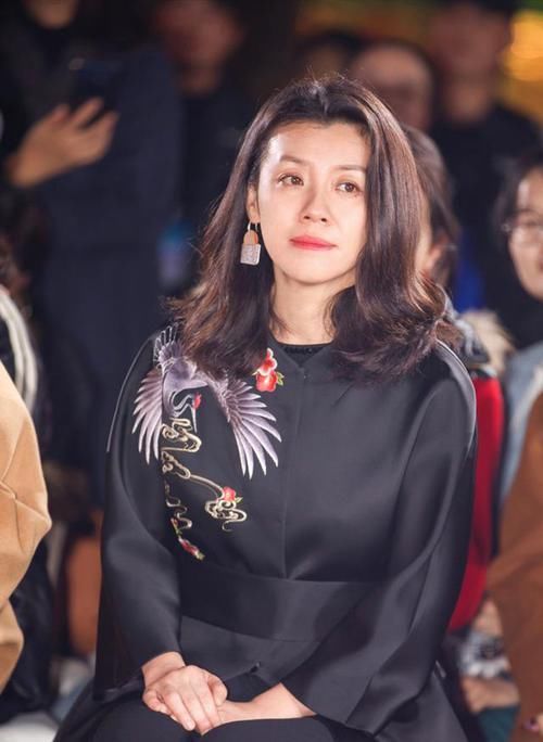  『气质』“德华”终于打扮！一袭黑色国风裙华丽大气，虽显胖但气质真好