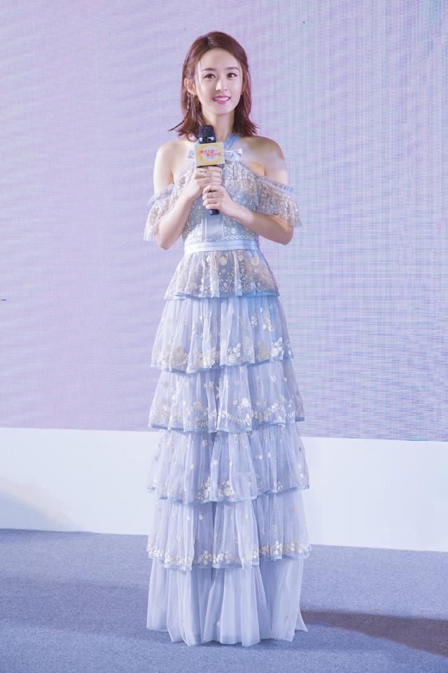 31岁赵丽颖如今私服衣品开挂，连衣裙穿出新花样，竟变得如此时髦