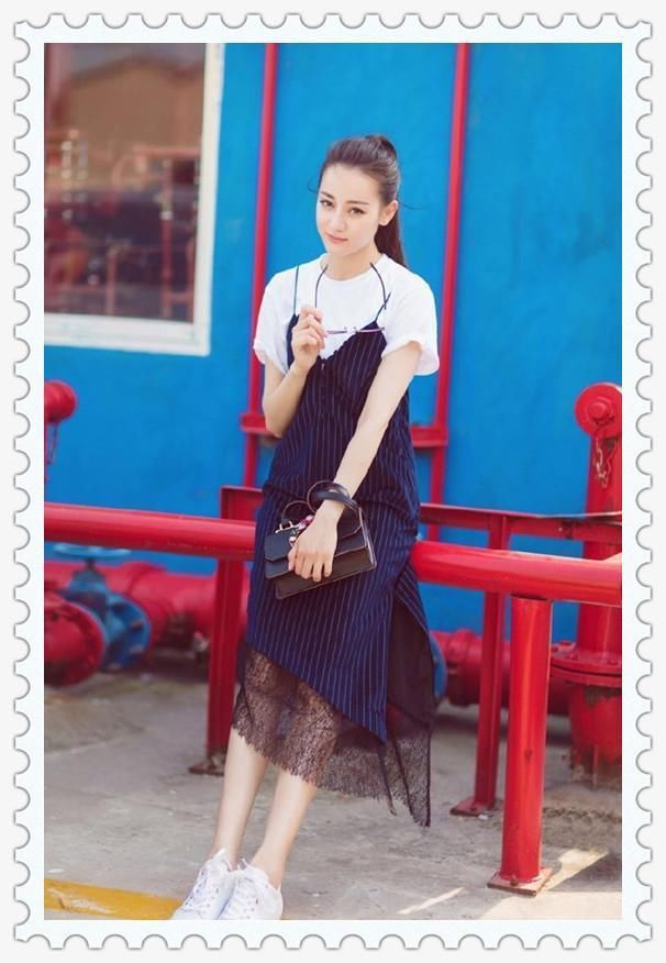 这真是李宇春吗？吊带裙配T恤女人味十足，撞上迪丽热巴也稳赢！