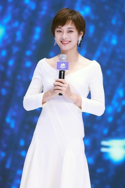 孙俪白色及膝裙有仙气，看到小腿后我沉默，网友：怪不得超哥都怕