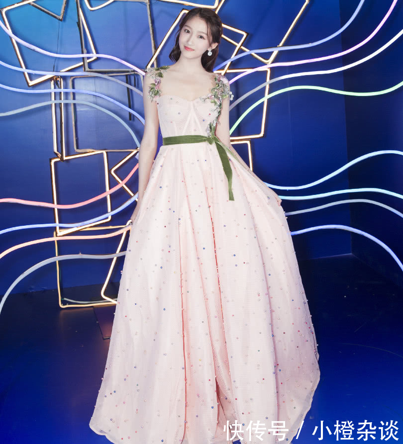 关晓彤穿抹胸礼服，却频繁用手遮，还不如穿高领上台算了
