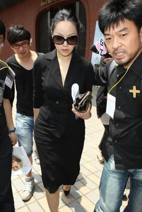  『漂亮』离开大浓妆的章小蕙，自然脸看着好青涩，搭条白裙还更漂亮！