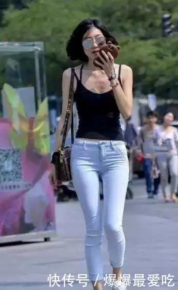  [显得]浅蓝色的牛仔裤搭配什么样的上衣，显得比较精致细腻？