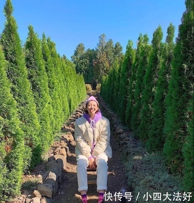 「 小可爱」羽绒服 + 裙子,羽绒服+针织衫,才是最保暖时髦打开方式,今冬羽绒服+直筒裤