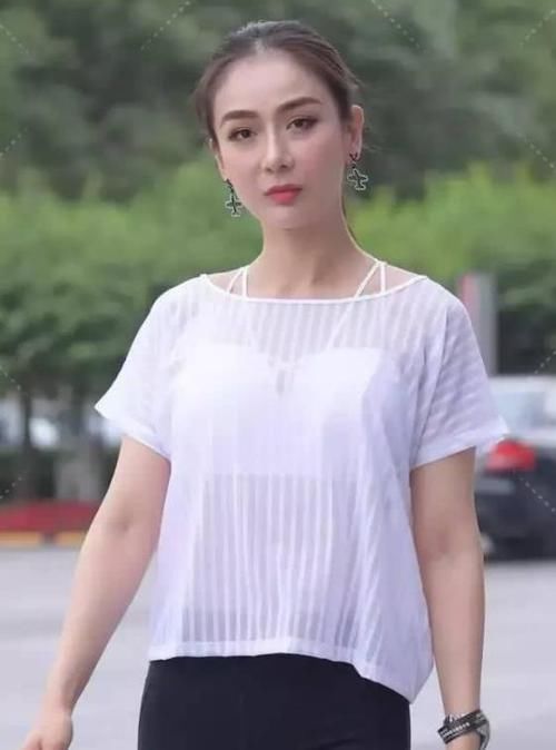 『气质』街拍:明眸善睐的美女,一条黑色的连衣裙,时尚魅力气质范
