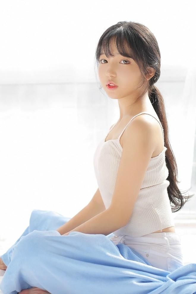 大胸美眉丰满妩媚童颜巨乳吊带诱人私房写真