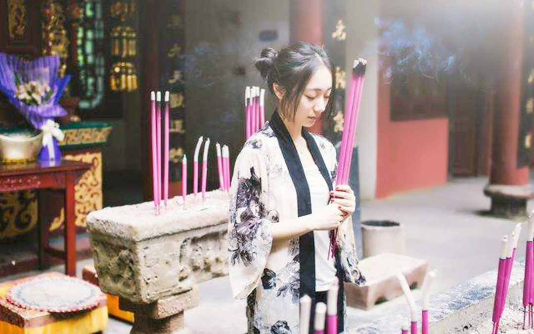 寺庙烧香拜佛时,切记五大禁忌,不懂的可以看看
