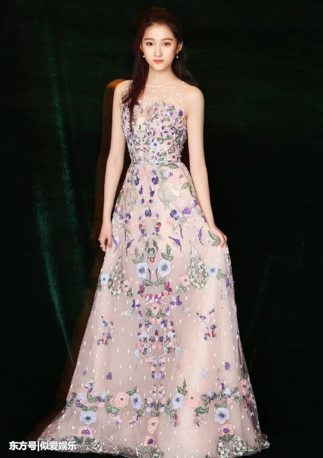 关晓彤被裹成“稻草人”，为美脚踩“避雷针”，比外国男人还高!