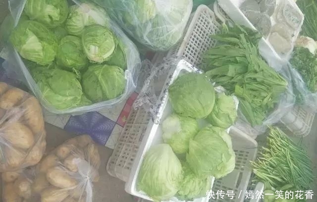 农民进城卖蔬菜，要过三关，怪不得城里蔬菜那么贵