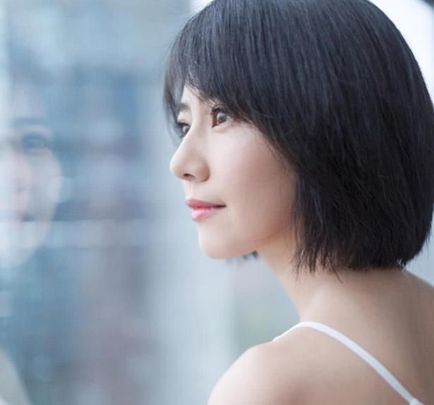 范冰冰晒短卷发照这角度也是自信的没谁了！而她直接年轻了20岁