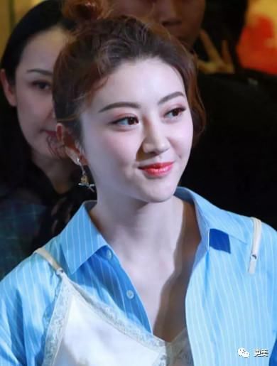 景甜凸出的小肚子衣服都遮不住，体型快和蒋欣一样了