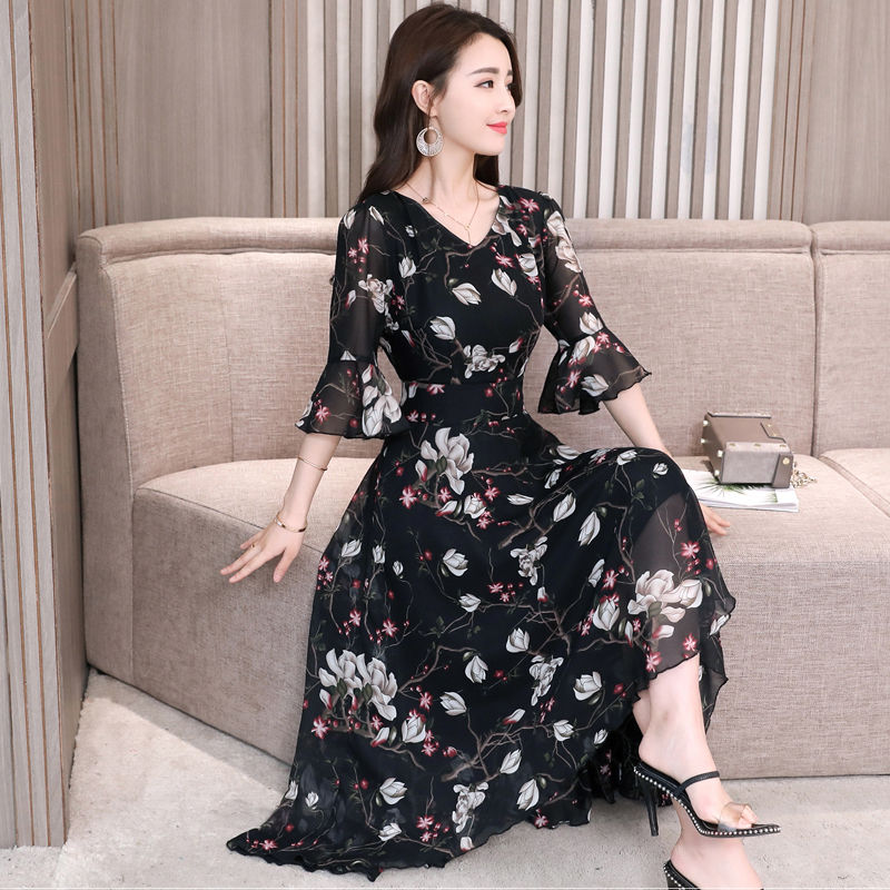 女人30岁多穿“吊带裙”，显瘦显美，优雅大气很是迷人