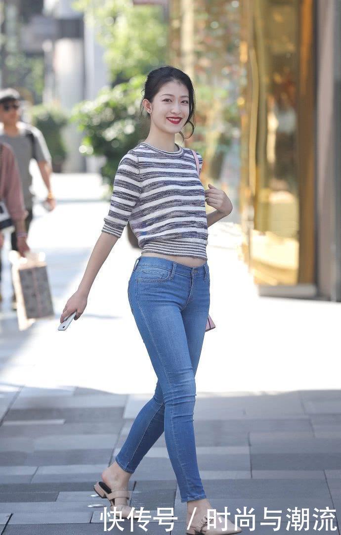 美女厉害了!这么紧的牛仔裤也硬穿出门,却收到不一样的效果！