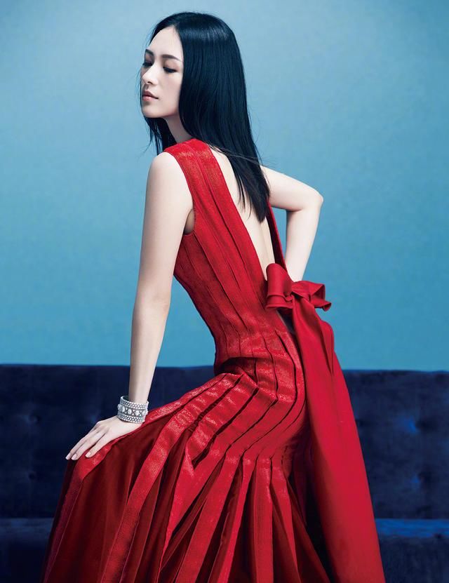 章子怡登十月刊封面被吐槽风格土气，同期刘雯上杂志却好评如潮