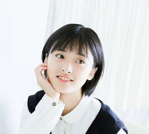 159鞠婧祎和160沈月同穿T恤短裤，看起来不止差1cm