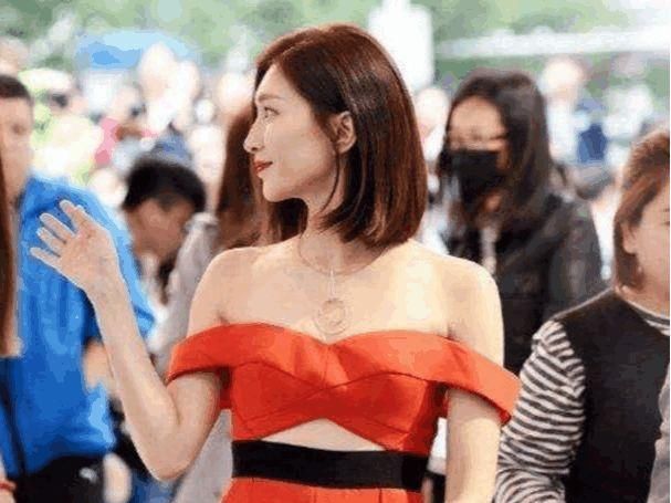 江疏影衣品惊人，上半身搭配似泳衣，网友：好身材，秀出来