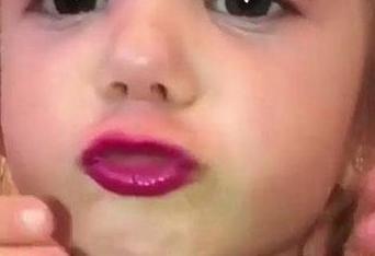 小女孩3岁时就成了化妆大师 几年过去后却变成这样