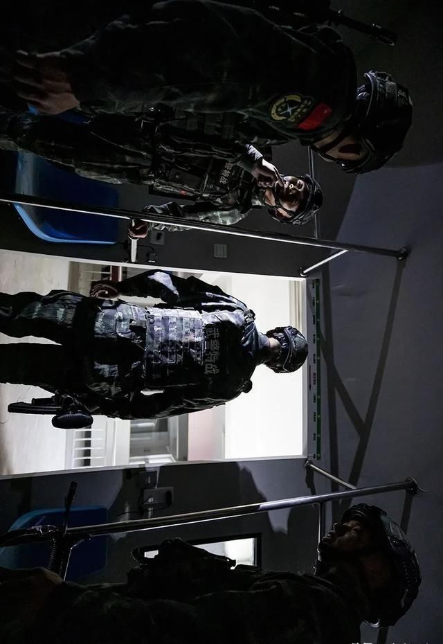  「武警」实兵演练来袭！看武警特战队员一招制敌