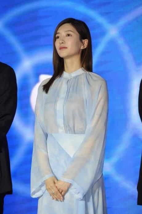 江疏影穿蓝色连衣裙美得上天,却被多重下巴抢镜!这到底有几层?