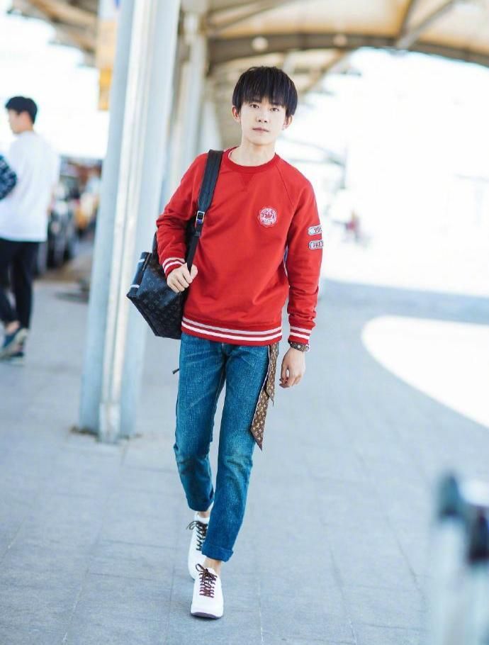易烊千玺火到国外，带猫咪拍广告，一身潮装让韩国机场都瘫痪了!
