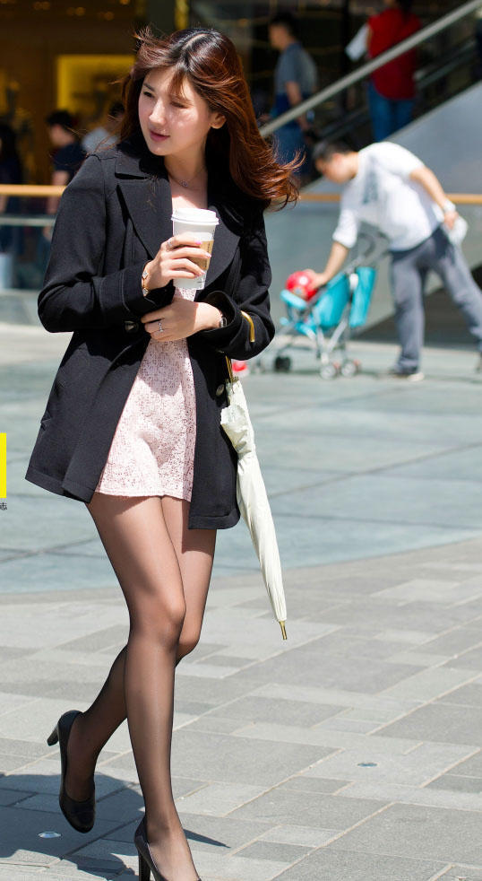 轻熟小姐姐穿超短裙，黑色丝袜超性感.