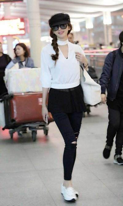 林志玲这身材太恨人! 裙子完全盖不住, 网友: 旁边高晓松都吓跑了