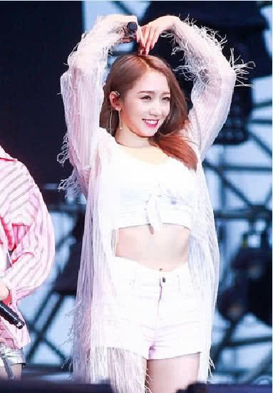 孟美岐现身舞台，一个“水蛇腰”太吸睛了，网友：里面就属她最美