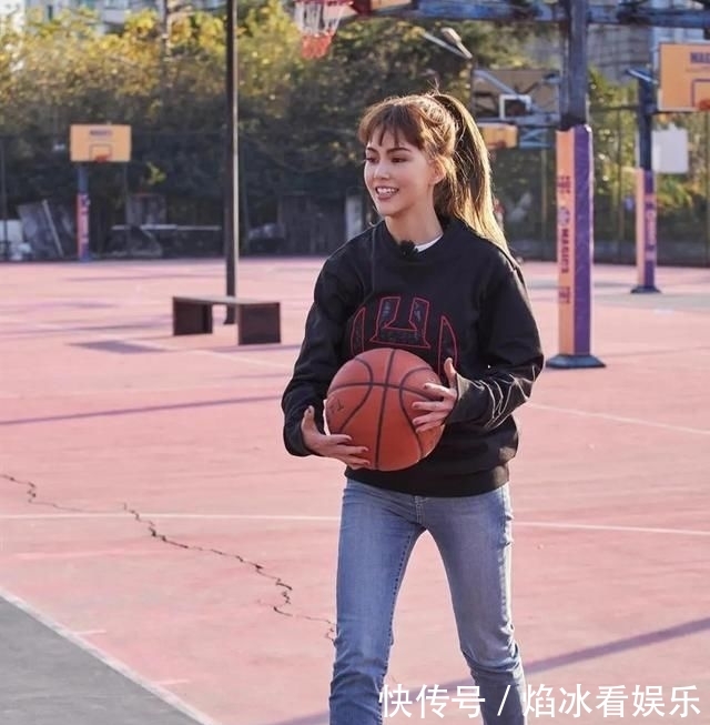  [配卫]天王嫂昆凌不走“好嫁风”，高马尾配卫衣活力甜美，哪像俩娃妈