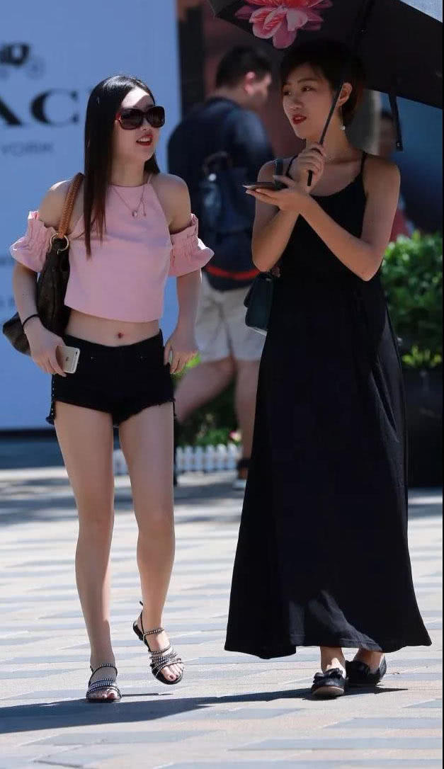 气质小姐姐露脐装秀身材，超热短裤显白皙美腿