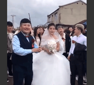 90后小伙花35万彩礼娶回独生女, 网友: 后面的