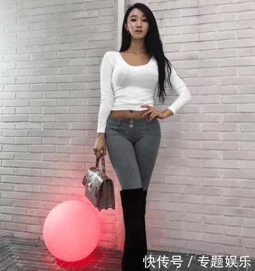 街拍：身穿紧身牛仔裤的小姐姐，一步一扭，实在是太甜了