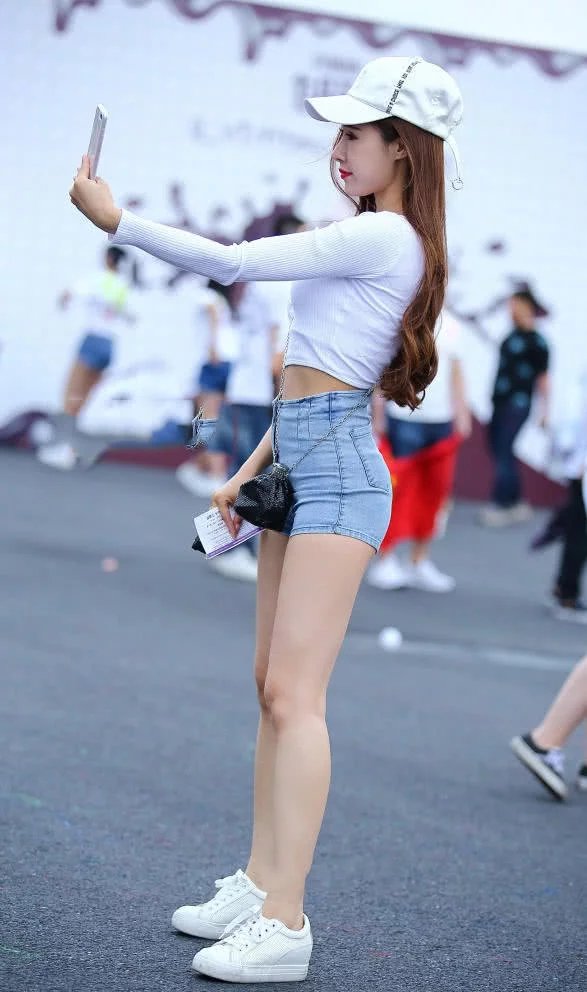 小姐姐紧身牛仔短裤勾勒出浑圆的小翘臀,网友:这就是我心中的女