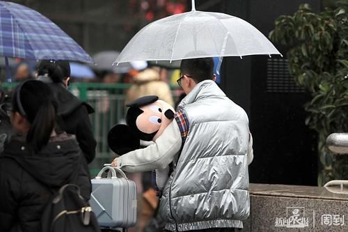  【春运】直击春运：冬雨绵绵挡不住回乡客的脚步