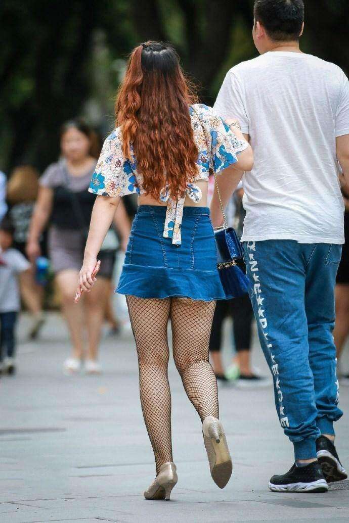 街拍: 这样穿和不穿没差别, 若隐若现很好看