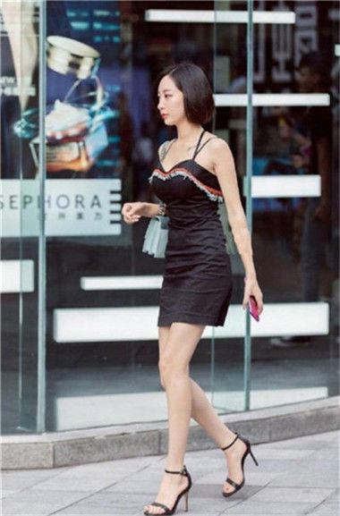 美女:街拍:薄纱上衣配热裤美女,长发飘起,女人味十足