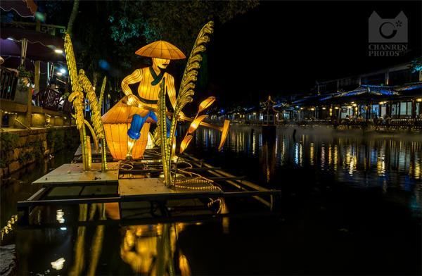 这个古镇有个性 偏在中秋节里闹花灯