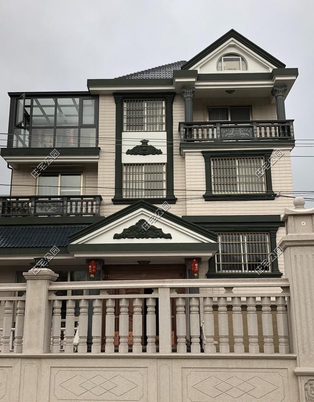 为啥说农村盖房，大门是重中之重？选好大门到底对房子有多重要？