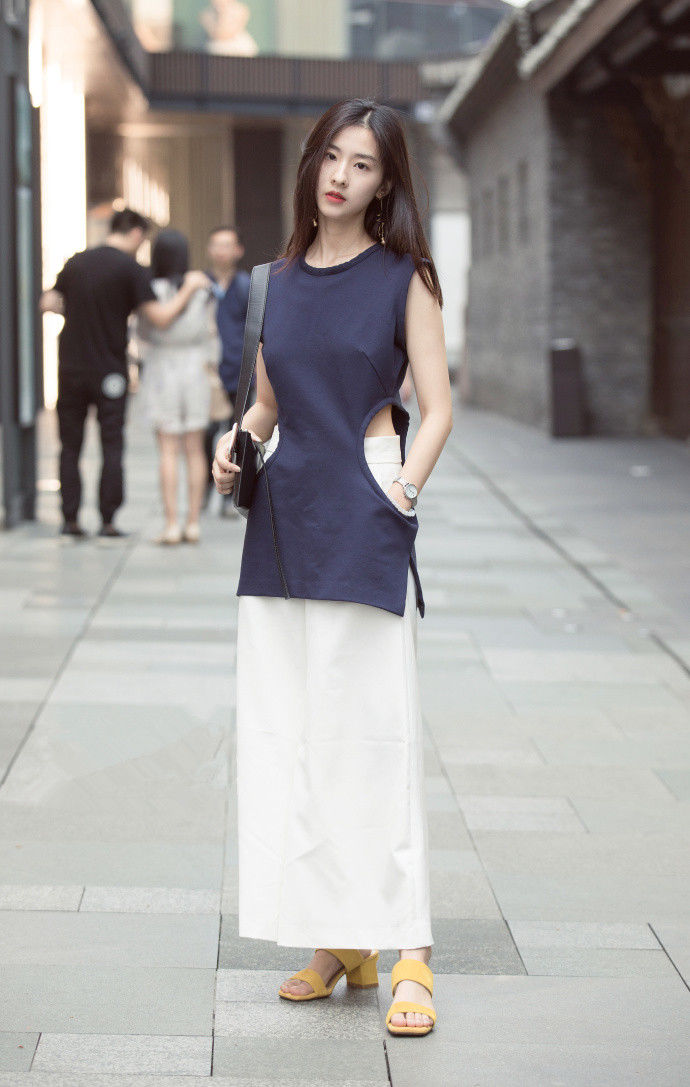 夏季街拍，天气太热拿包遮挡，小姐姐动作好美