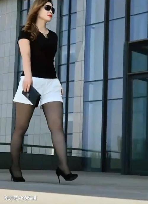 街拍：成熟女人更青睐黑丝袜，走在街上气质超群!