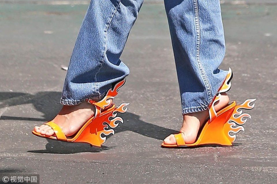 这是要上天！肯达尔詹娜脚踩“火烧云”霸气外露  穿赛车装秀平胸