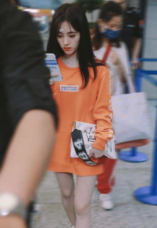 鞠婧祎为秀腹肌太猛了，硬是把衣服剪个窟窿，意外时尚