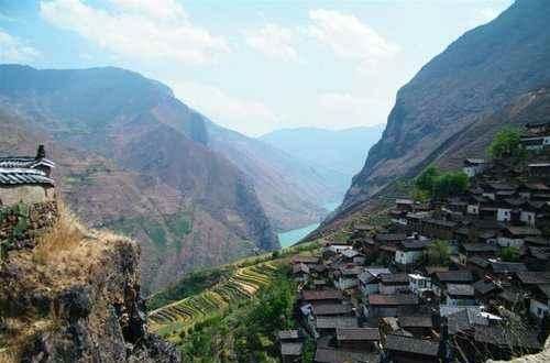 我国最不可思议的村庄，建在最危险的地方，村民都住在“石头”上