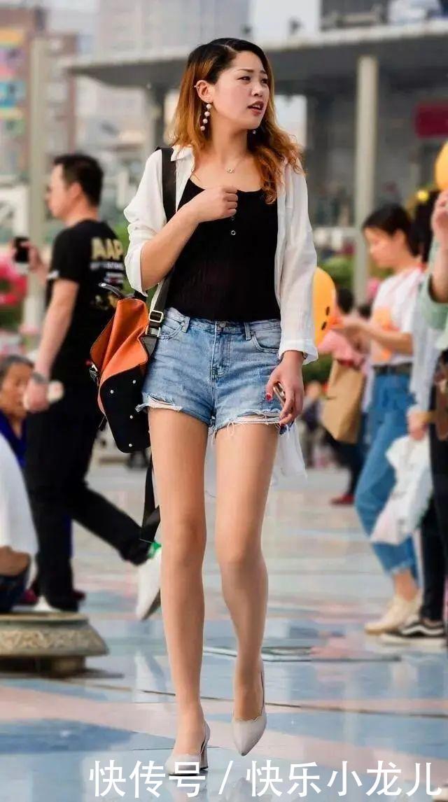 「显得」一双银色尖头高跟鞋,气质时尚又靓丽,走在路上很容易脱颖而出