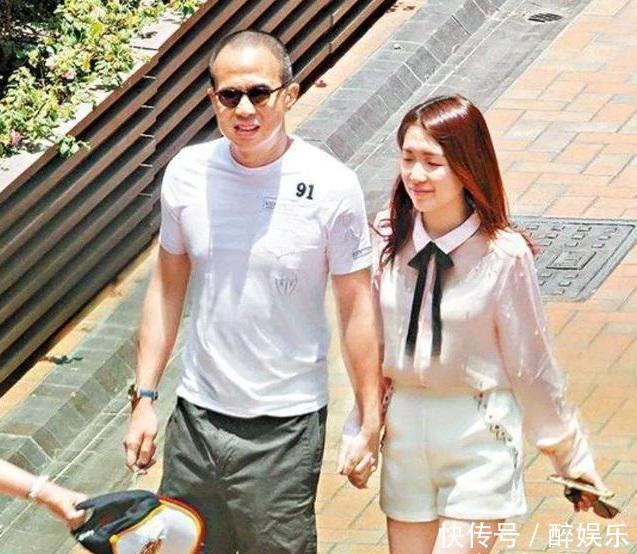 『照疑』没分手?郭嘉文晒男友视角照疑与李泽楷聚餐,穿花衬衫扮靓讨欢心