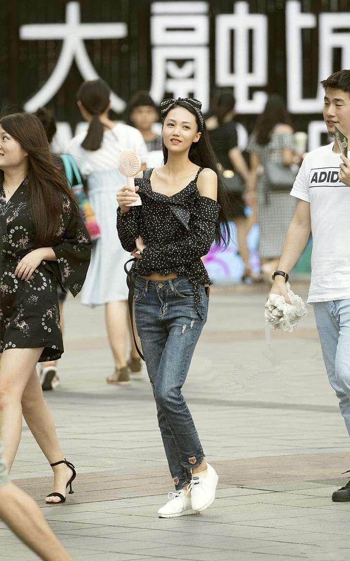 绿色头发的时尚小姐姐,身材苗条美腿诱人,酷酷的有些小性感!