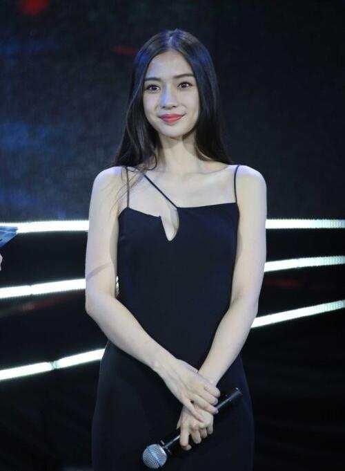 baby高圆圆又撞衫了！baby故意剪掉一根肩带，网友：有心计