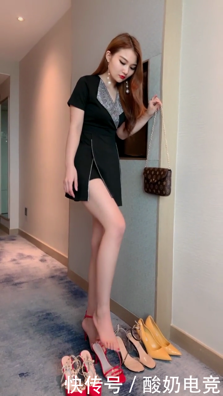  [位小姐姐]站着穿上鞋子的小姐姐，腿长一米三，身材比例很好