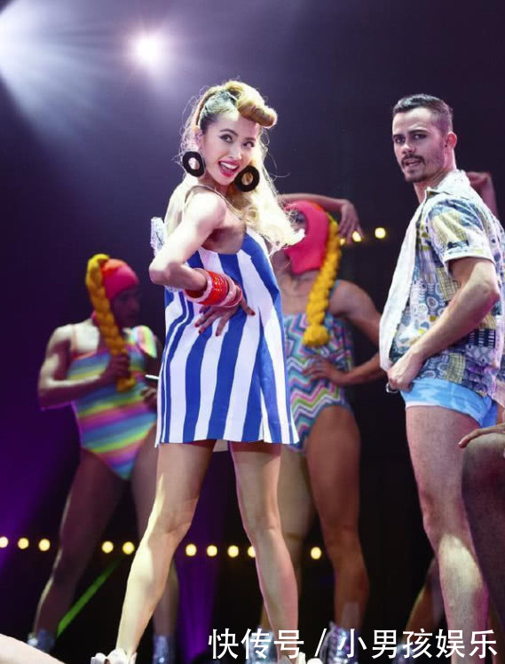 蔡依林身穿舞裙献歌，裙子开到“大腿根”姿势简直太撩人