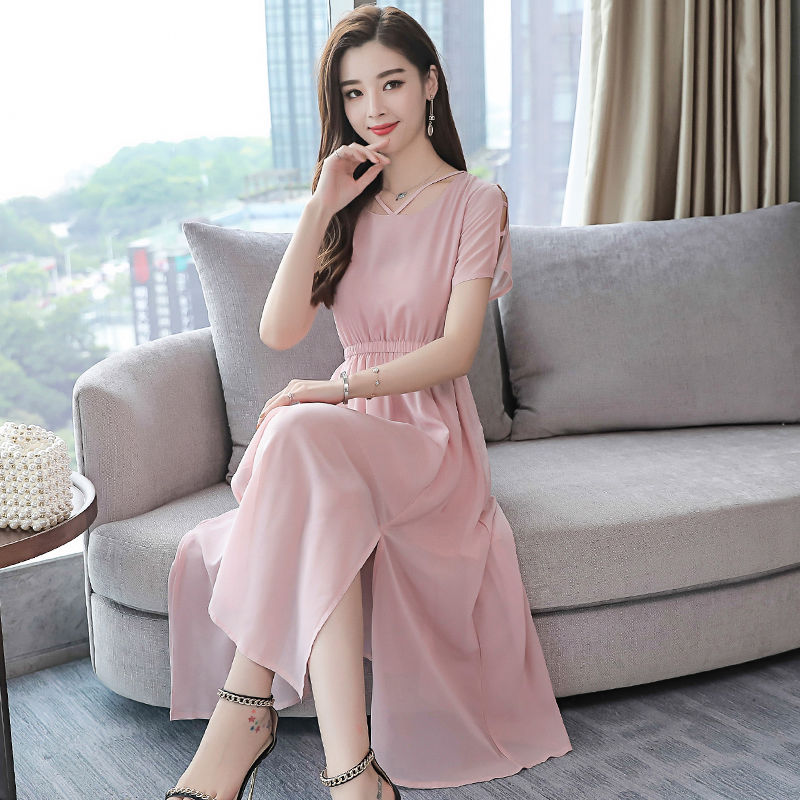 女人超短裤配T恤早OUT了，现最火“女神装”，薄而不透还凉爽