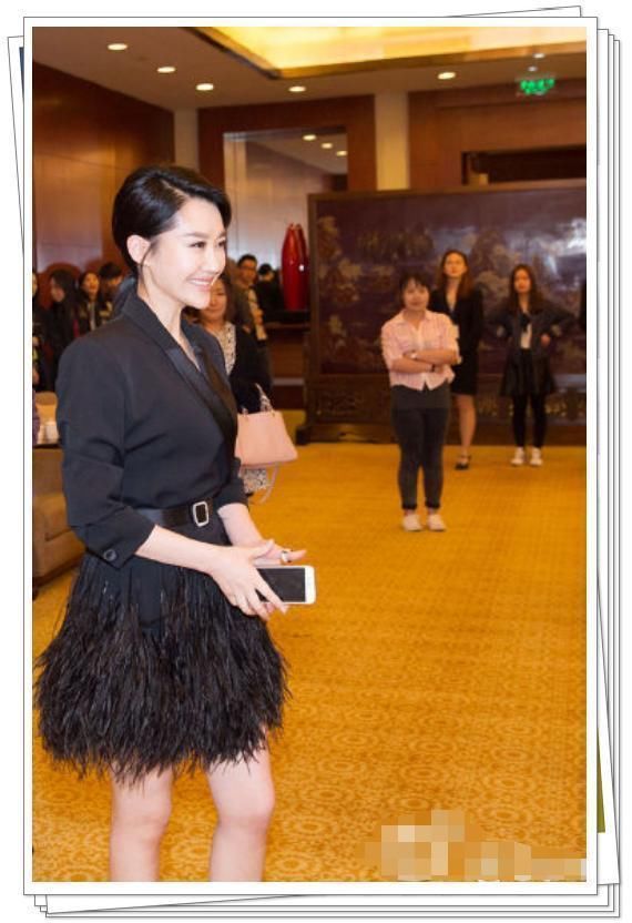 49岁许晴穿短裙嫩成少女本人，但看到她膝盖上的褶皱我却心疼不已